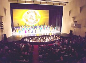 神韻巡迴藝術團在台南巡迴演出最後一場的謝幕，台下觀眾熱情鼓掌回應。