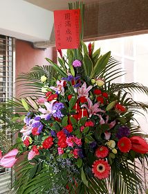 每年神韻抵達台南演出，已是府城文藝界年度盛事，台南市長賴清德很早特別送來鮮花祝賀。