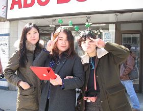 來自韓國的Cyurin（右一）和同學看到天國樂團很興奮