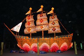 '法輪功學員親手製作的「法船」巨型花燈，殊勝美好'