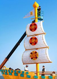 '組裝「法船」巨型花燈'
