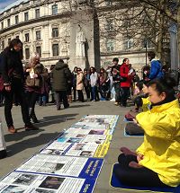 '法輪功學員在倫敦聖馬丁廣場煉功、講真相、徵簽'