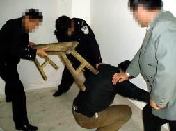 '酷刑演示：用凳子砸、野蠻灌食'