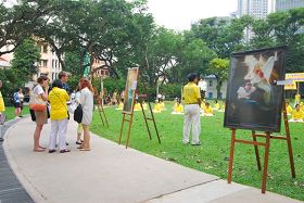 紀念「四•二五」，新加坡法輪功傳播真相。不少民眾駐足了解真相。