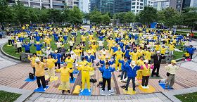 台灣法輪功學員於一零一大樓旁的信義廣場舉行制止中共迫害法輪功暨紀念「四二五」萬人和平上訪十四週年活動。