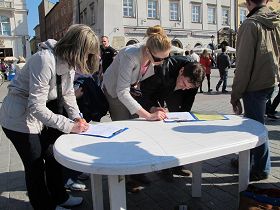 '波蘭民眾簽名反對中共迫害法輪功'