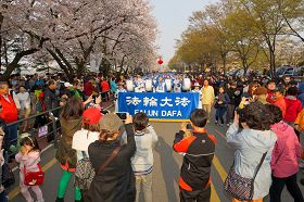 '「漢江汝矣島春花慶典」上，天國樂團受到了市民們的熱烈歡呼'