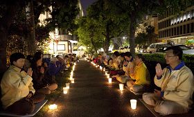 '二零一三年四月二十五日，洛杉磯法輪功學員在中領館前集會，用燭光悼念在中共持續十四年的殘酷迫害中失去生命的法輪功學員。'
