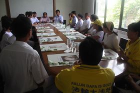 印尼法律援助機構主席巴哈林先生聆聽學員們講述法輪功真相。