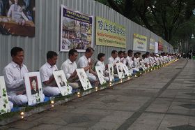 雅加達法輪功學員燭光悼念在大陸被迫害致死的大法弟子。