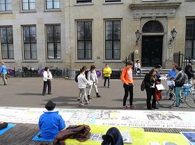 '部份法輪功學員在海牙的國會廣場舉辦講真相活動'