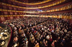 神韻紐約藝術團在紐約林肯中心大衛寇克劇院的十一場演出盛況空前。圖為四月二十七日演出大爆滿的盛況。