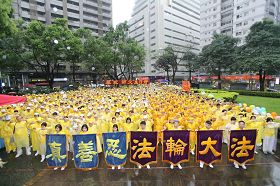 五月十一日，台灣桃竹苗學員將近千人，在中壢熱鬧商圈旁的六和兒童公園舉行慶祝大會。