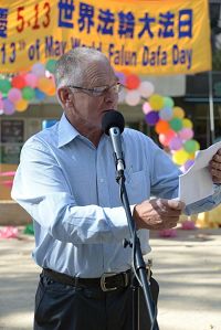 '傑拉德﹒弗拉德先生（Mr. Gerard Flood）代表澳大利亞民主工黨（ Australian Democratic Labor Party） 在集會上致辭'