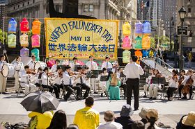 小管弦樂隊於紐約曼哈頓富利廣場表演