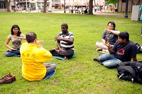 '印度商人Mugundhan（左三）和友人一起學習法輪功功法'