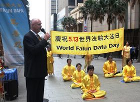 '法輪功學員在悉尼市中心商業區舉辦活動，慶祝世界法輪大法日'