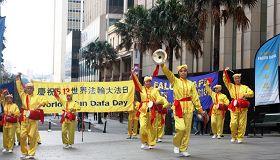 '法輪功學員在悉尼市中心商業區舉辦活動，慶祝世界法輪大法日'
