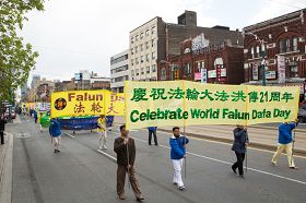 多倫多法輪功學員及各界人士在多倫多市區遊行，慶祝法輪大法洪傳二十一週年。