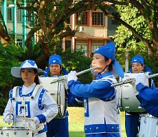 '新加坡天國樂團的團員在演奏'