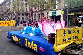 愛爾蘭法輪功學員在都柏林市中心舉行慶典遊行