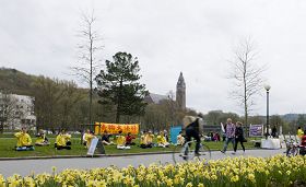 法輪功學員在哥德堡最大的天然公園集體煉功
