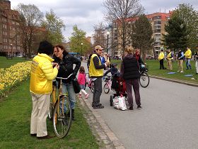 慶祝法輪大法日，瑞典哥德堡德法輪功學員舉辦活動，傳播真相