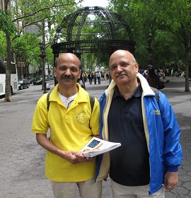 來自印度的山吉•布哈拉和山尼特兩兄弟在紐約聯合國廣場向行人發放法輪功真相資料