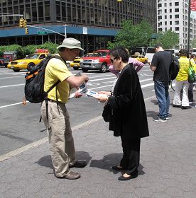 戈登•艾略特先生在聯合廣場街頭向行人發放材料並講真相