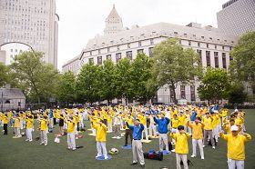 五月十八日，法輪功學員在紐約中國城哥倫布公園集體煉功