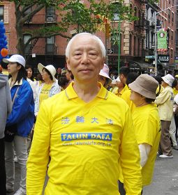 台灣著名中醫師胡乃文在曼哈頓中國城遊行現場
