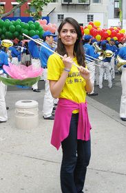 圖4.伊朗默多克大學新聞傳媒專業學生加紮娜在曼哈頓中國城集會上