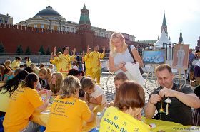 '法輪功學員參加在莫斯科紅場舉行的第九屆軍事體育節'