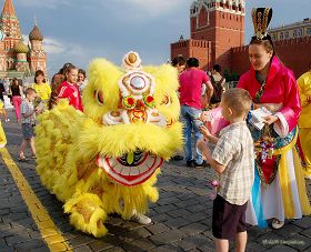 '法輪功學員在莫斯科紅場上表演舞獅'