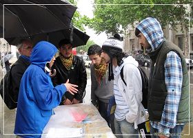 圖3：四位土耳其青年在大雨中走到法輪功學員面前了解真相