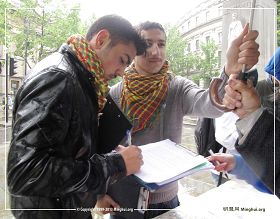 圖5：四位土耳其青年在了解真相後一一在反活摘器官徵簽表上簽字