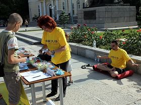 法輪功學員在普羅夫迪夫市舉辦了信息日活動