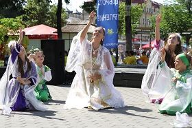 烏克蘭大法弟子在首都商業大街弘法活動中表演舞蹈