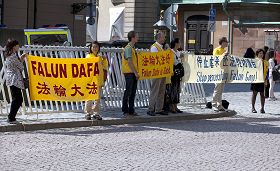 法輪功學員瑞典皇宮前舉行抗議中共迫害活動