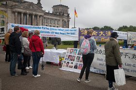 德國議會大廈旁，人們認真了解法輪功在中國無辜受迫害的事實