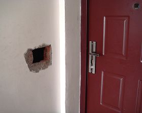 圖1：被惡警砸過的門和牆