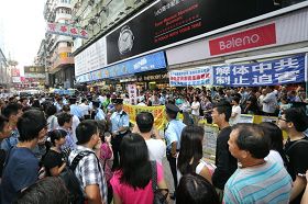 '圖1： 七月十四日，青關會再度騷擾法輪功真相點，引發大批香港市民的不滿與聲討。'