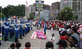 圖2：由法輪功學員組成的天國樂團在表演，和民眾同慶加拿大國慶