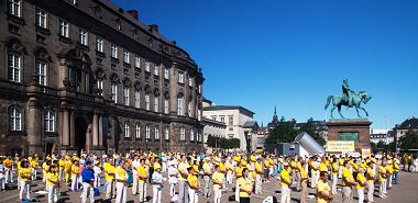 圖1：歐洲法輪功學員在丹麥首都哥本哈根的國會廣場集體煉功。