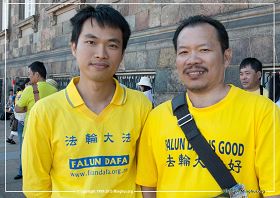 '圖4：越南裔學員范恩和宏科參加哥本哈根的法輪功遊行'