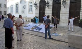 Coimbra的民眾在看學員演示功法和真相展板