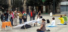 Porto的民眾在市政府廣場前看功法演示和真相展板
