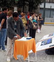 Porto的民眾在市政府廣場前看真相展板，簽名反對活摘器官