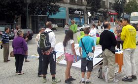 Porto的民眾在看真相展板，簽名反對活摘器官