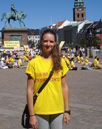 '圖一：來自希臘的喬安娜參加了「七二零」法輪功哥本哈根大遊行'